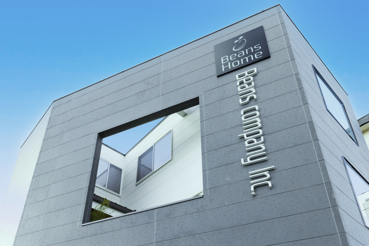 豊中市の注文住宅モデルハウス外観、シンプルモダンな3階建て住宅